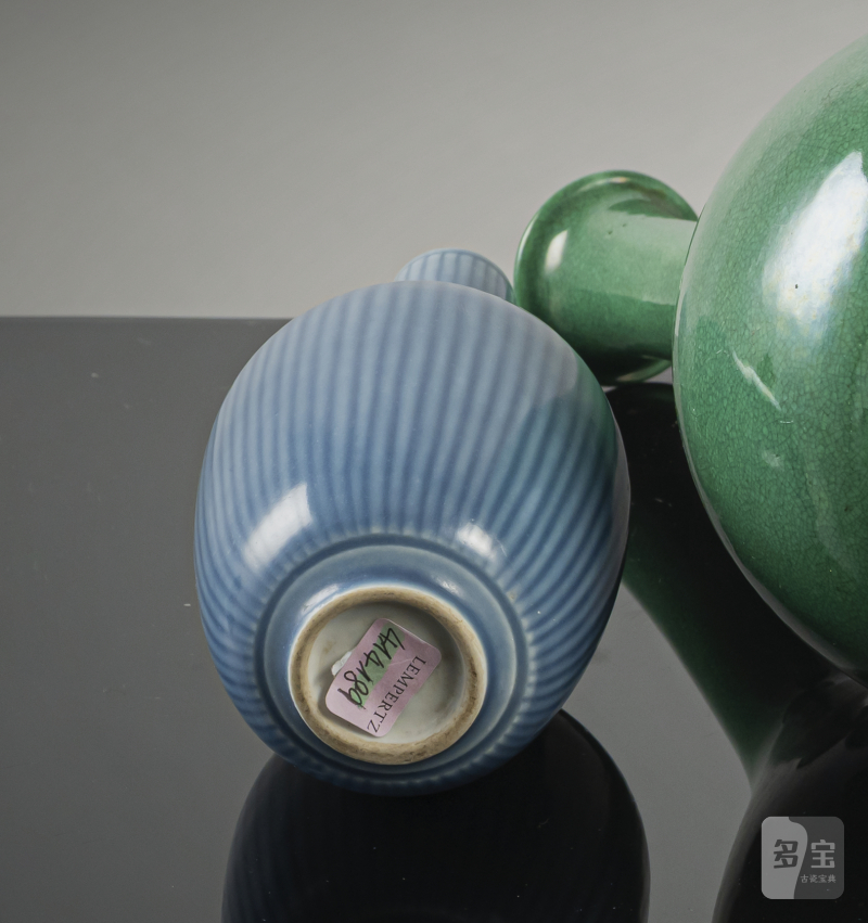 A blue glazed narrow neck porcelain vase with ribbed wall and neck - 图3